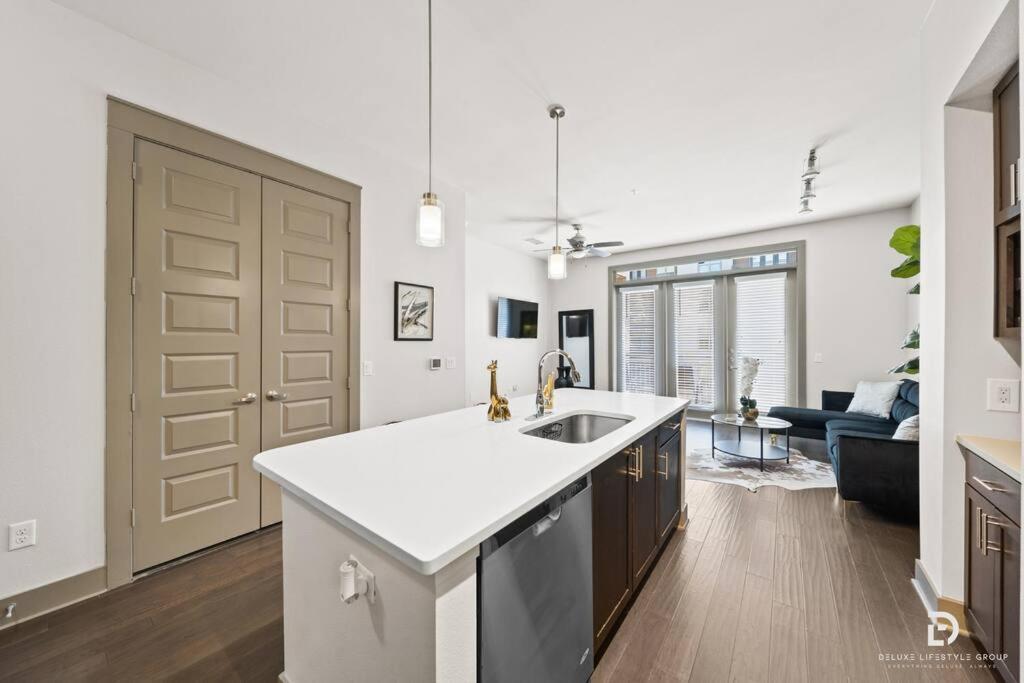 Downtown Houston Deluxe King Suite With Spa Amenities, Pool And Free Parking Εξωτερικό φωτογραφία