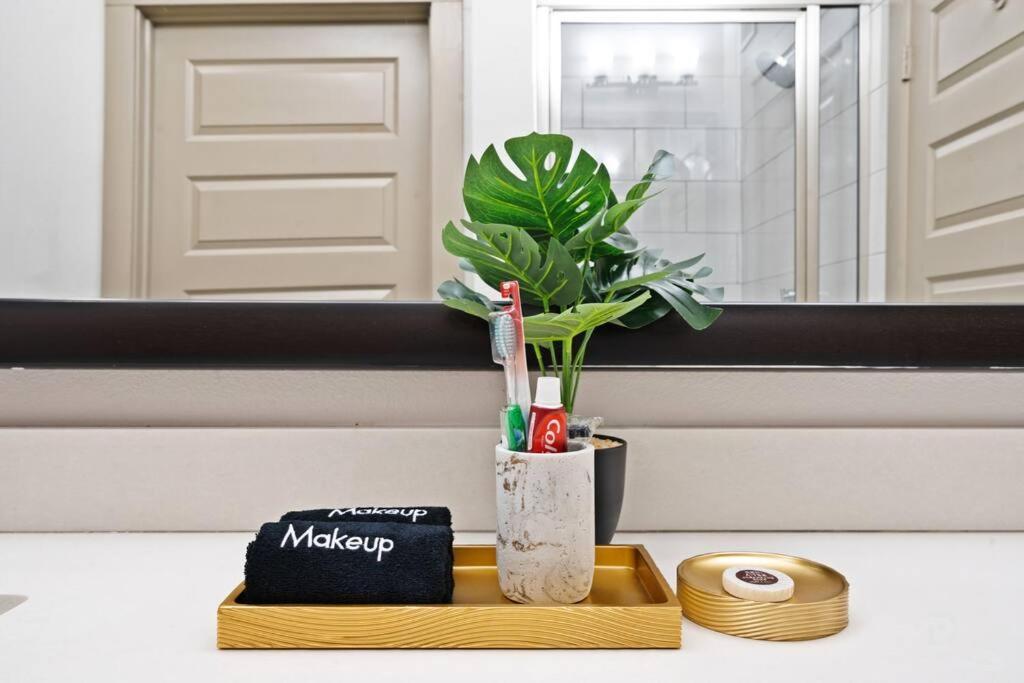 Downtown Houston Deluxe King Suite With Spa Amenities, Pool And Free Parking Εξωτερικό φωτογραφία