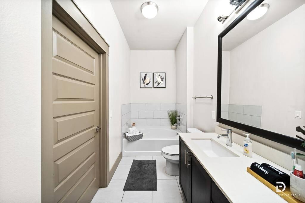Downtown Houston Deluxe King Suite With Spa Amenities, Pool And Free Parking Εξωτερικό φωτογραφία