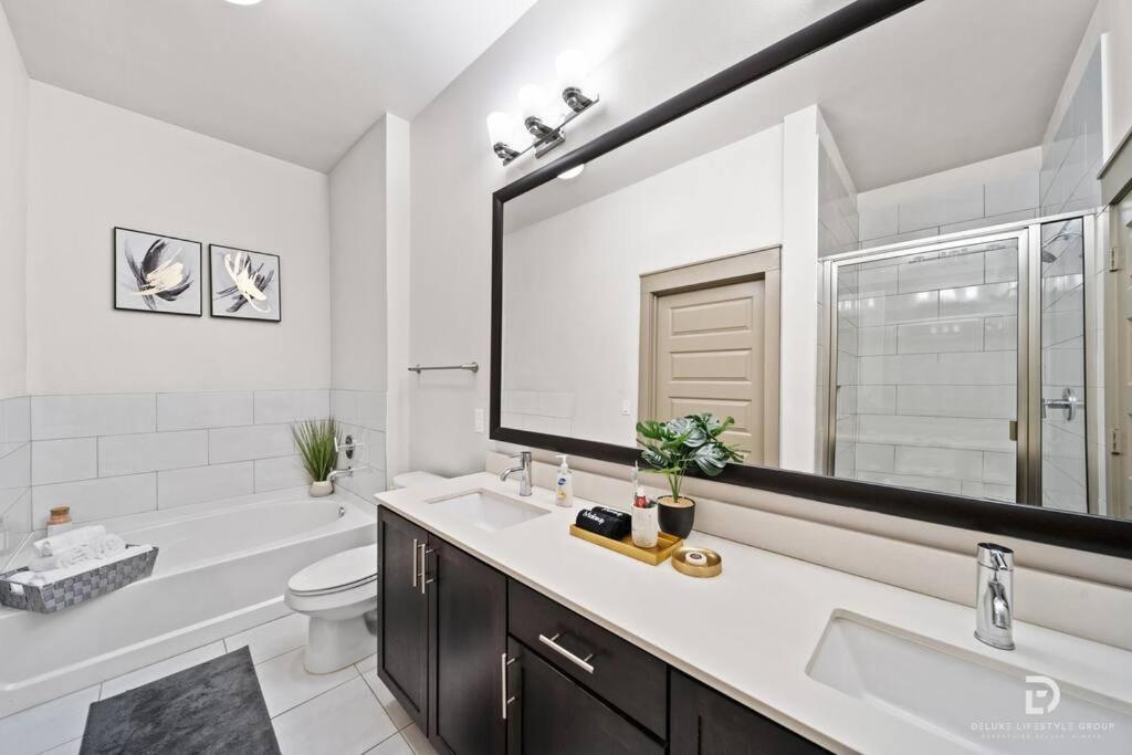 Downtown Houston Deluxe King Suite With Spa Amenities, Pool And Free Parking Εξωτερικό φωτογραφία